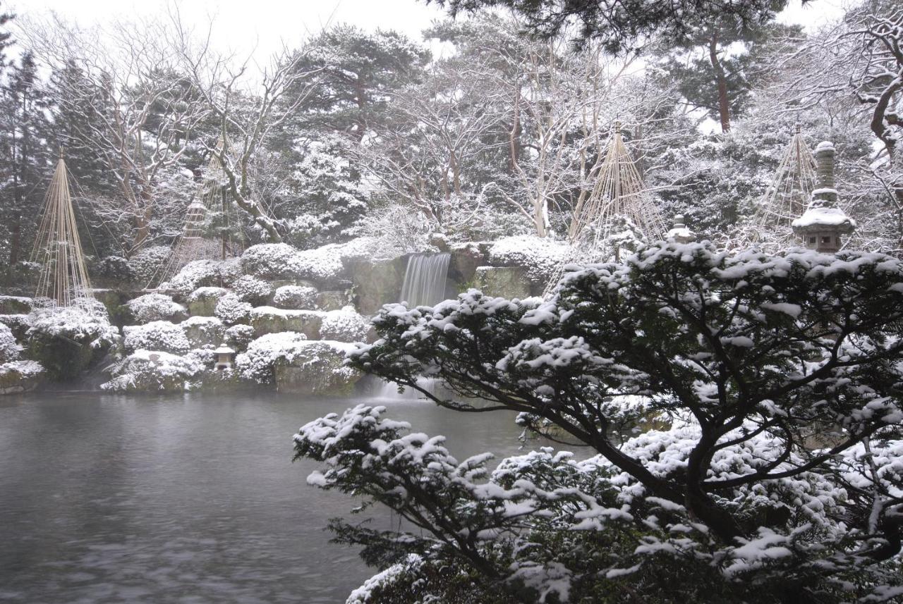 Suimeikan Gero Luaran gambar A view of the park in winter