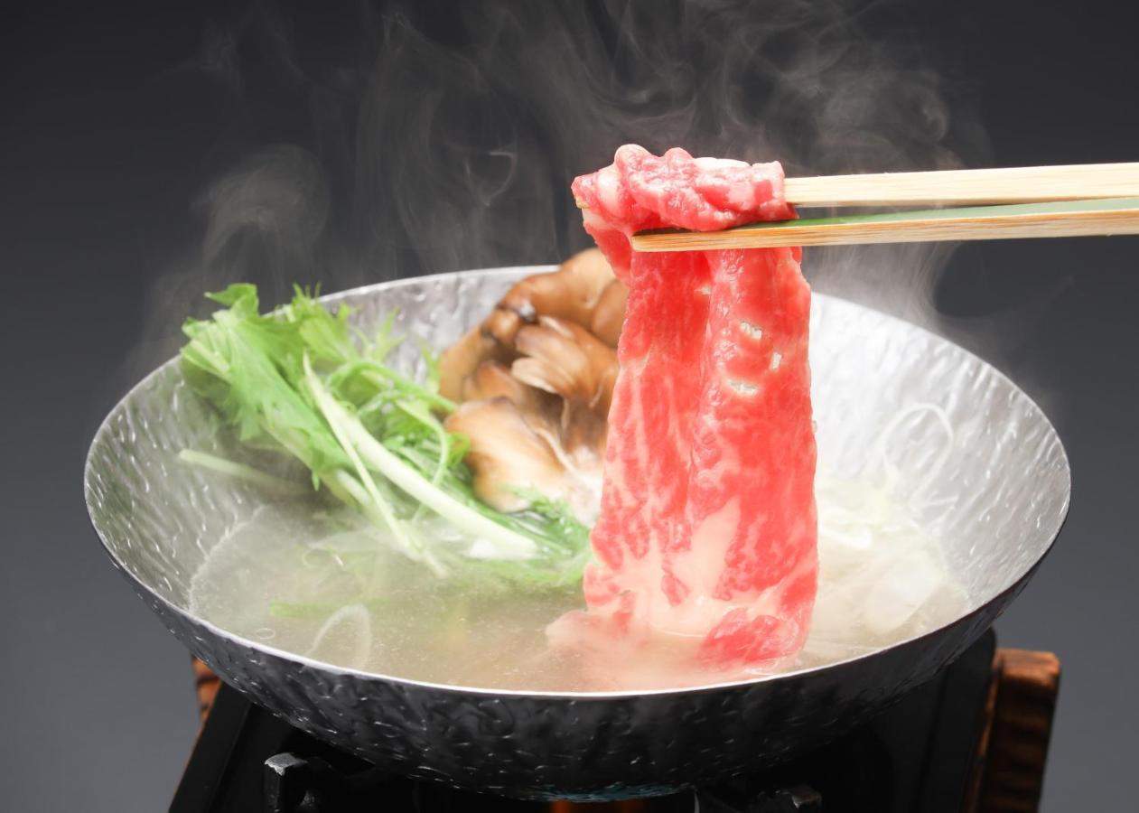 Suimeikan Gero Luaran gambar A piece of Kobe beef being cooked in a pot