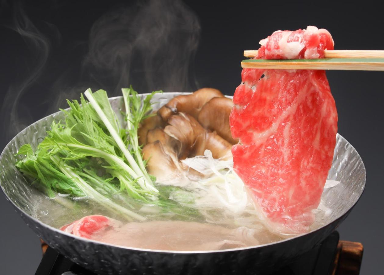 Suimeikan Gero Luaran gambar A piece of marbled beef being dipped into a pot of soup