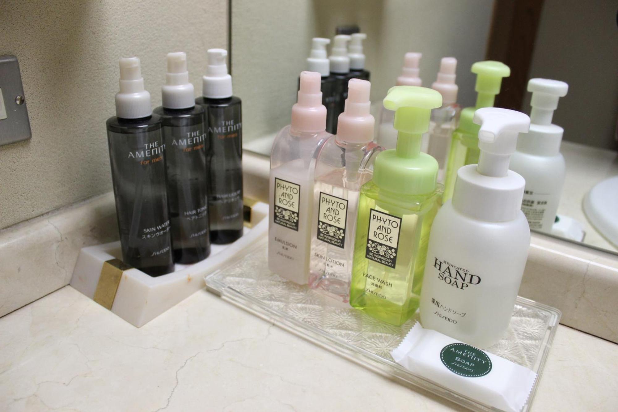 Suimeikan Gero Bilik gambar A selection of toiletries in a hotel bathroom
