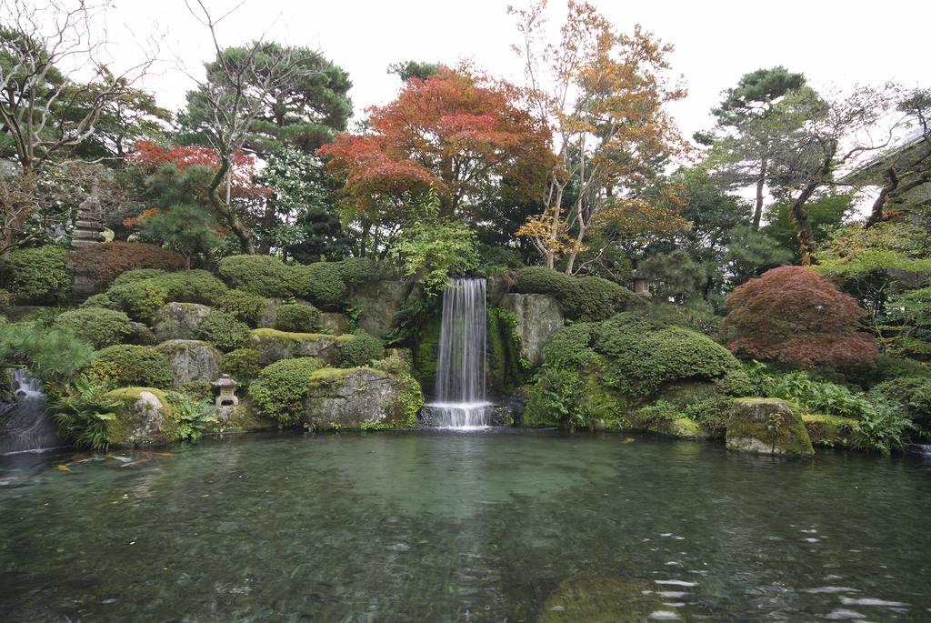 Suimeikan Gero Luaran gambar A waterfall in the garden